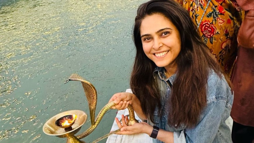 Madhurima Tuli Gets Emotional During Spiritual Trip to Rishikesh, Performs Ganga Aarti Amid Recovery from Injury